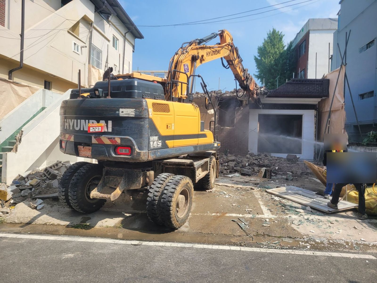 해체 중 물을 뿌려 먼지를 줄입니다