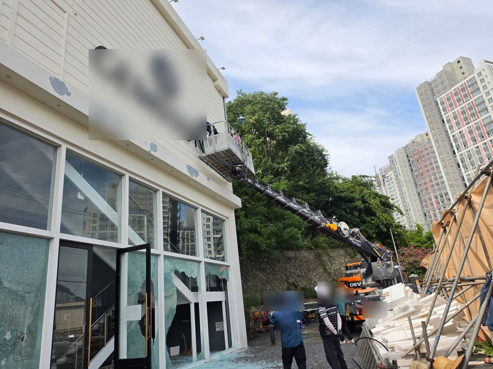고소작업차로 외벽 간판 철거