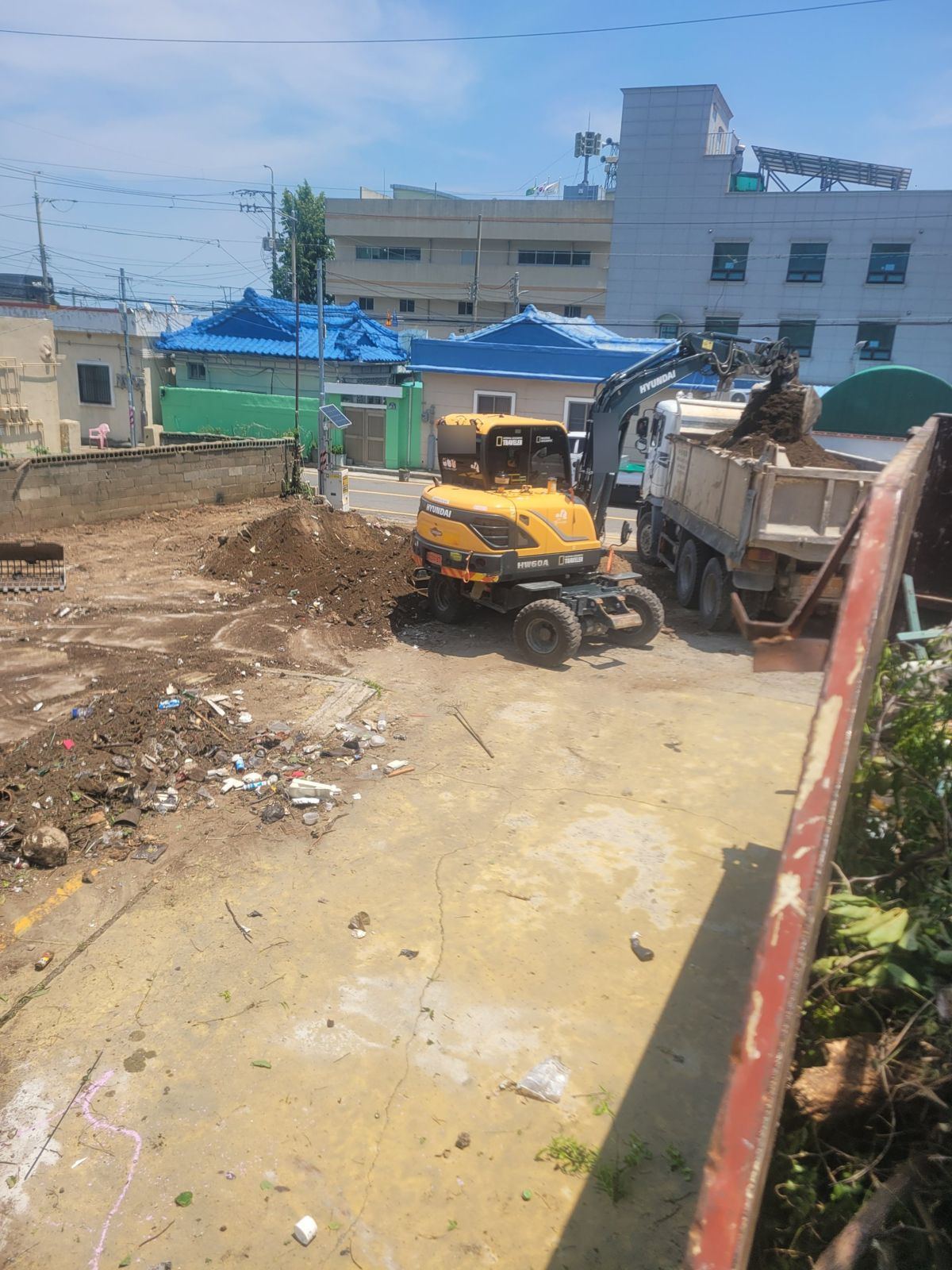 걷어낸 흙과 잔재를 덤프트럭에 상차